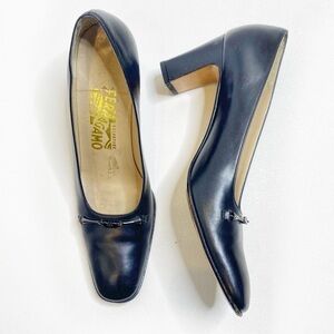 Salvatore Ferragamo black leather pumps 594
